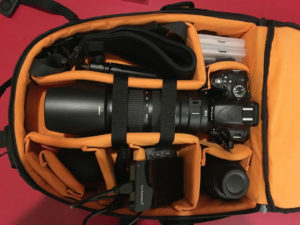 Kamera und Zubehör im Rucksack