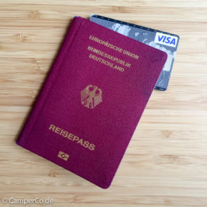 Reisepass und Kreditkarte