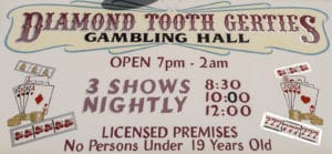 Schild an Diamond Tooth Gertie’s Gambling Hall (Öffnungszeiten)