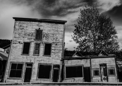 Historische Gebäude in Dawson City, schwarzweiß