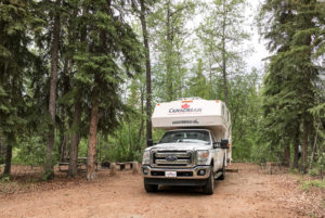 Truck Camper im Alaska-State-Park Tok River