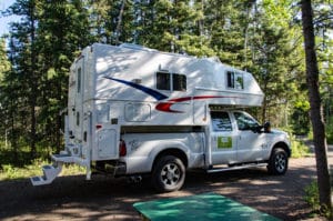 Truck Camper auf einem Campground am Lake Laberge