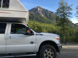 Truck Camper auf dem Campground am King Mountain, Alaska